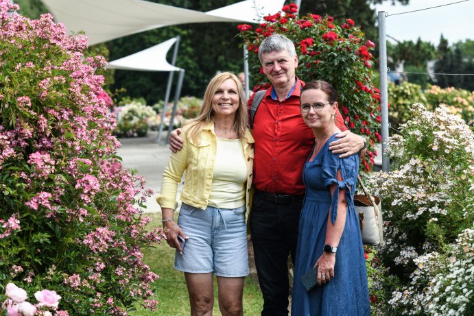  Senioři si užili den v rozáriu. Projekt Stárneme společně propojil generace
