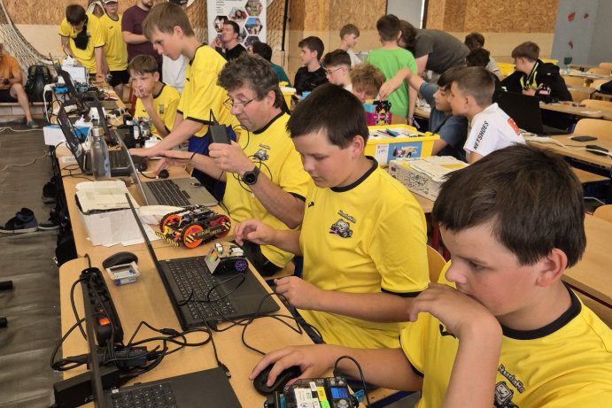  Roboti ovládli Jeseník. Na festival RoBoJ dorazilo téměř 200 mladých talentů

