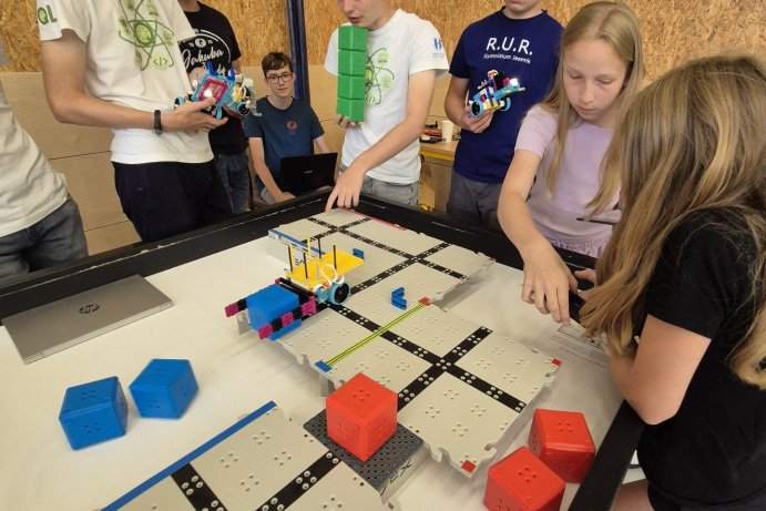  Roboti ovládli Jeseník. Na festival RoBoJ dorazilo téměř 200 mladých talentů
