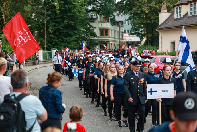Šumperk hostí světové setkání mladých hasičů. Dorazily stovky účastníků z celého světa