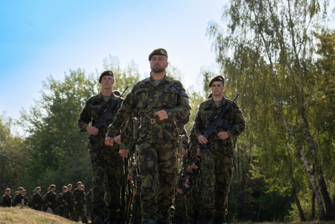 Z prázdnin rovnou do služby. Středoškoláci složili vojenskou přísahu