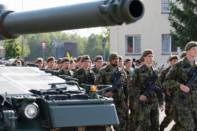 Z prázdnin rovnou do služby. Středoškoláci složili vojenskou přísahu