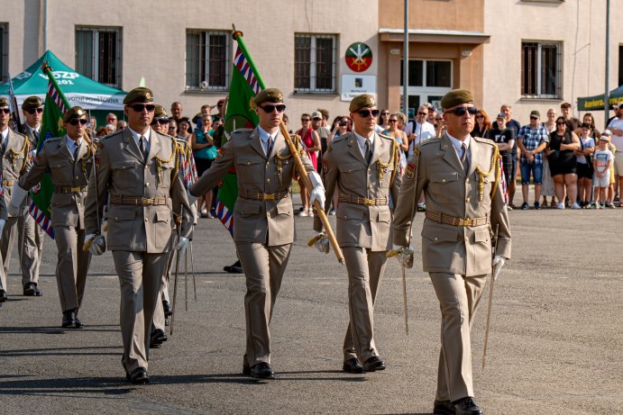 Z prázdnin rovnou do služby. Středoškoláci složili vojenskou přísahu