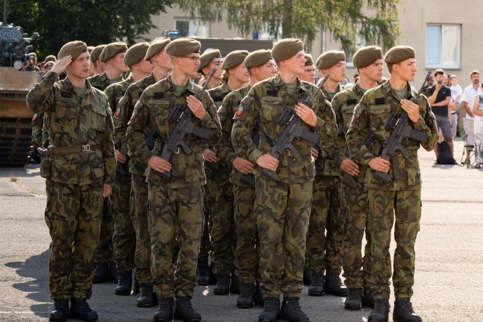 Z prázdnin rovnou do služby. Středoškoláci složili vojenskou přísahu