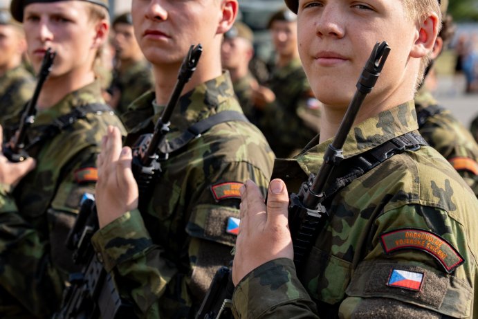Z prázdnin rovnou do služby. Středoškoláci složili vojenskou přísahu