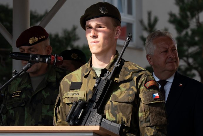 Z prázdnin rovnou do služby. Středoškoláci složili vojenskou přísahu