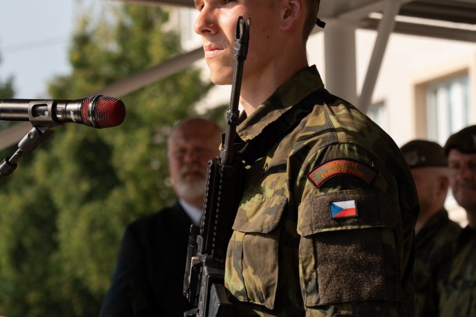 Z prázdnin rovnou do služby. Středoškoláci složili vojenskou přísahu