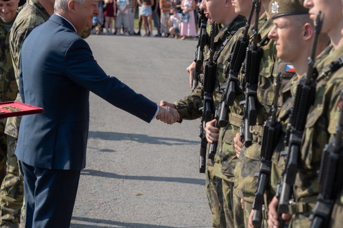 Z prázdnin rovnou do služby. Středoškoláci složili vojenskou přísahu
