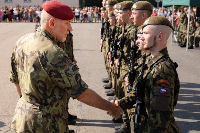 Z prázdnin rovnou do služby. Středoškoláci složili vojenskou přísahu
