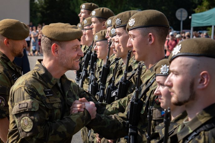 Z prázdnin rovnou do služby. Středoškoláci složili vojenskou přísahu