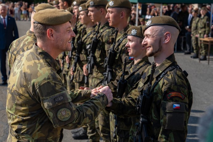 Z prázdnin rovnou do služby. Středoškoláci složili vojenskou přísahu
