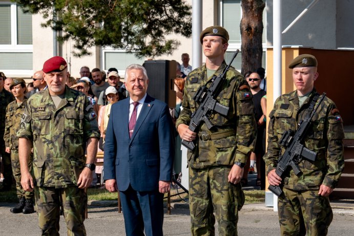 Z prázdnin rovnou do služby. Středoškoláci složili vojenskou přísahu