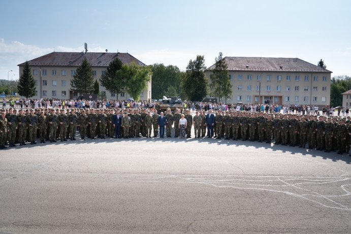 Z prázdnin rovnou do služby. Středoškoláci složili vojenskou přísahu