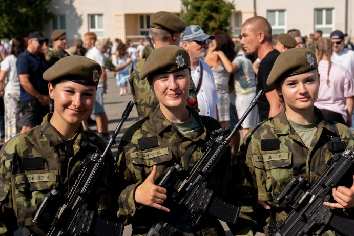 Z prázdnin rovnou do služby. Středoškoláci složili vojenskou přísahu