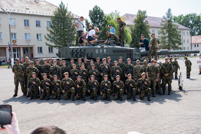 Z prázdnin rovnou do služby. Středoškoláci složili vojenskou přísahu