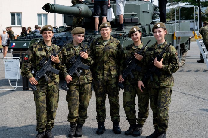 Z prázdnin rovnou do služby. Středoškoláci složili vojenskou přísahu