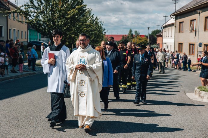  Hody v Přáslavicích nabídly hudbu, zábavu i slavnostní žehnání hasičského auta
