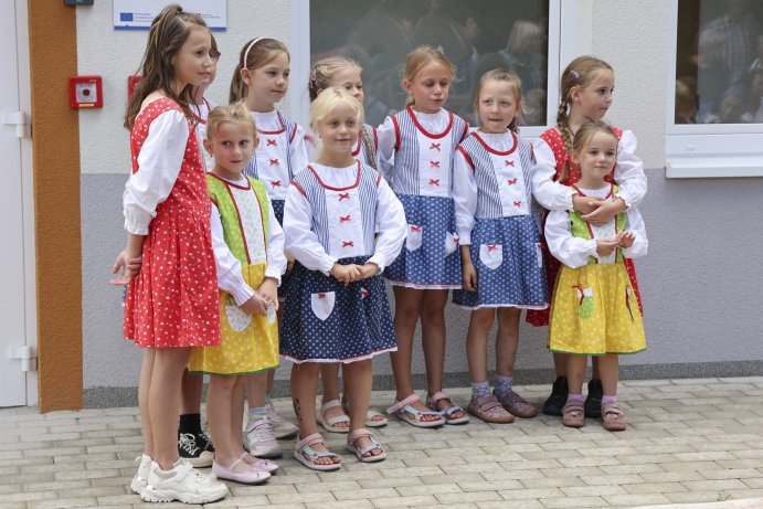  Plumlováček otevřel dveře nejmenším dětem
