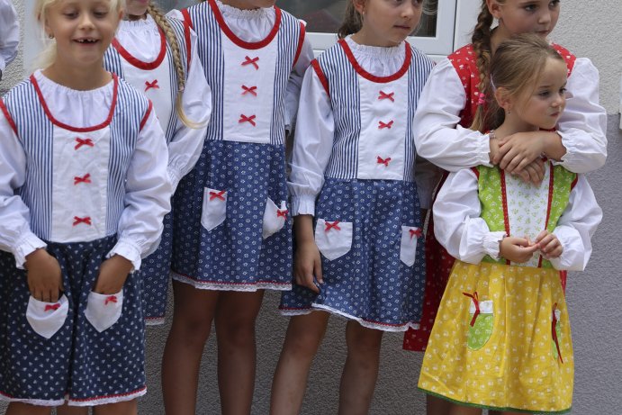  Plumlováček otevřel dveře nejmenším dětem

