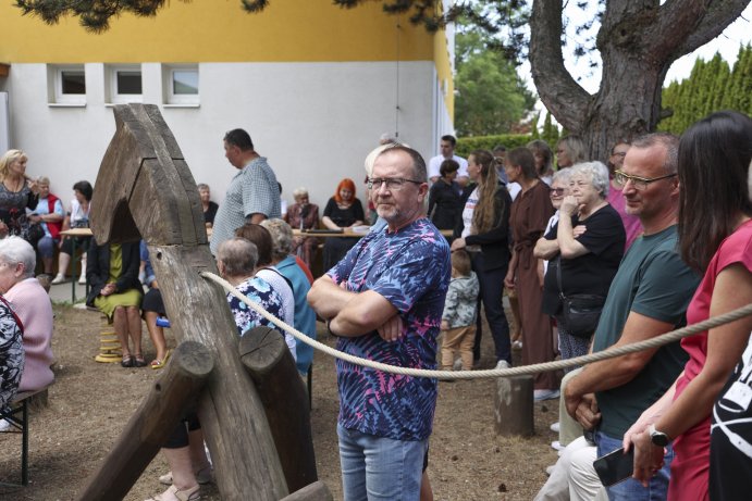  Plumlováček otevřel dveře nejmenším dětem
