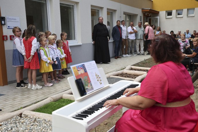  Plumlováček otevřel dveře nejmenším dětem
