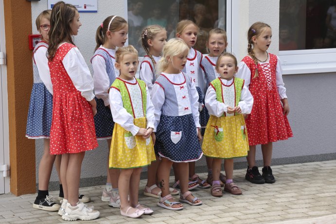  Plumlováček otevřel dveře nejmenším dětem
