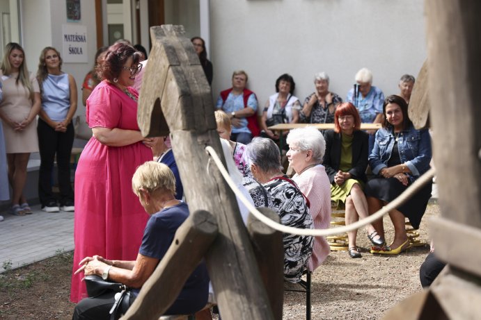  Plumlováček otevřel dveře nejmenším dětem
