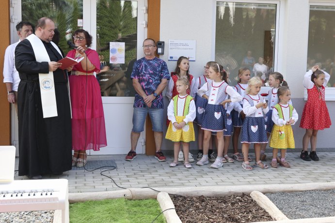  Plumlováček otevřel dveře nejmenším dětem
