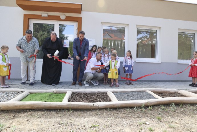  Plumlováček otevřel dveře nejmenším dětem
