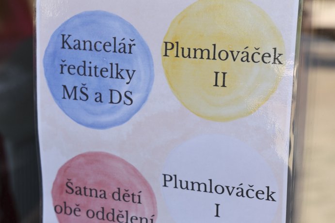  Plumlováček otevřel dveře nejmenším dětem

