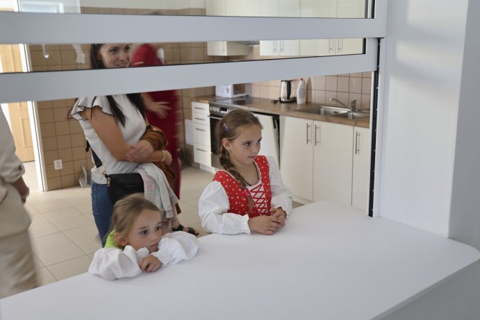  Plumlováček otevřel dveře nejmenším dětem
