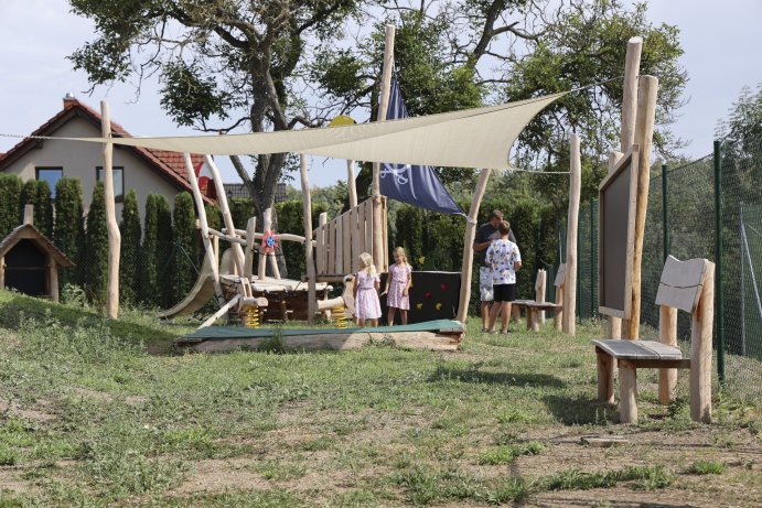  Plumlováček otevřel dveře nejmenším dětem
