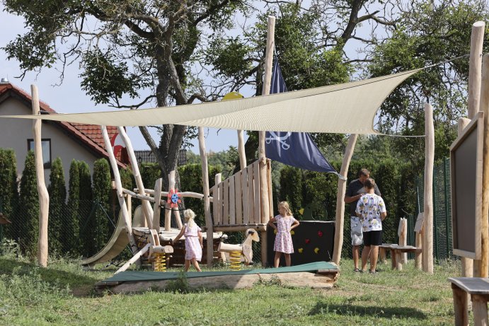  Plumlováček otevřel dveře nejmenším dětem

