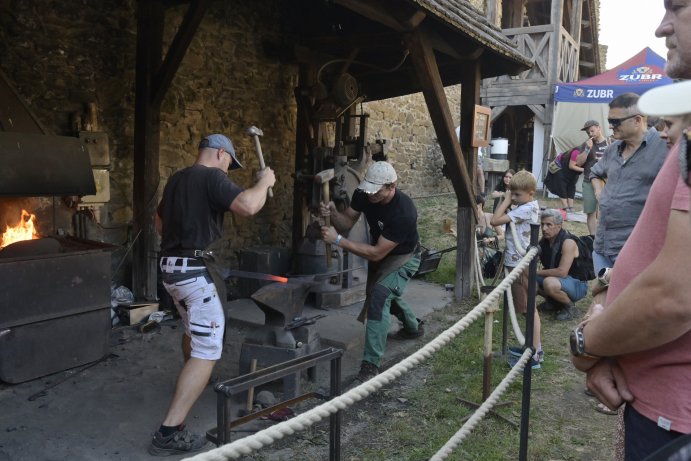  Helfštýn znovu ovládli mistři kovářského řemesla
