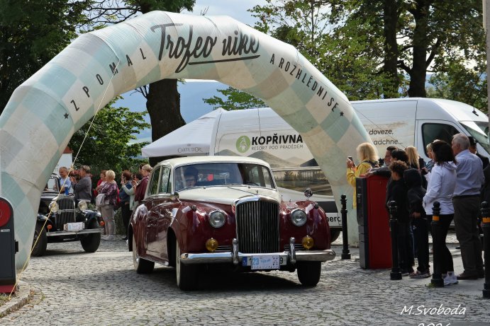  Historická auta zavítala do Jeseníku. Trofeo Niké nabídlo krásu i motoristickou tradici