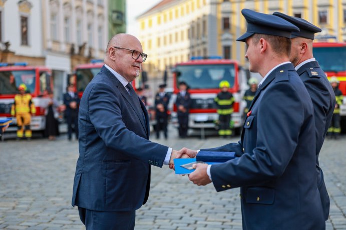 Hejtman ocenil čtrnáctiletou dívku a dva hasiče za záchranu života