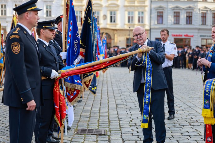 Hejtman ocenil čtrnáctiletou dívku a dva hasiče za záchranu života