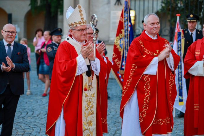 Hejtman ocenil čtrnáctiletou dívku a dva hasiče za záchranu života