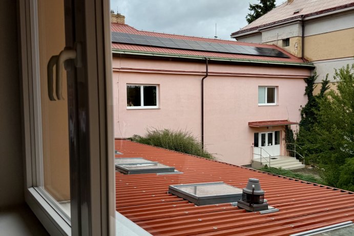 Lipnická elektrotechnická škola vyrábí vlastní elektřinu. Nové elektrárny pomohou i ve výuce
