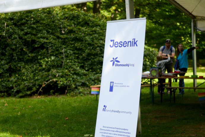 Duhový běh v Jeseníku spojil rodiny a upozornil na význam bezpečného zázemí
