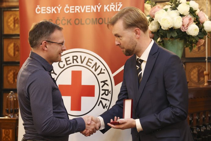  Prostějov ocenil bezpříspěvkové dárce krve. Medaile Jana Janského získaly desítky lidí
