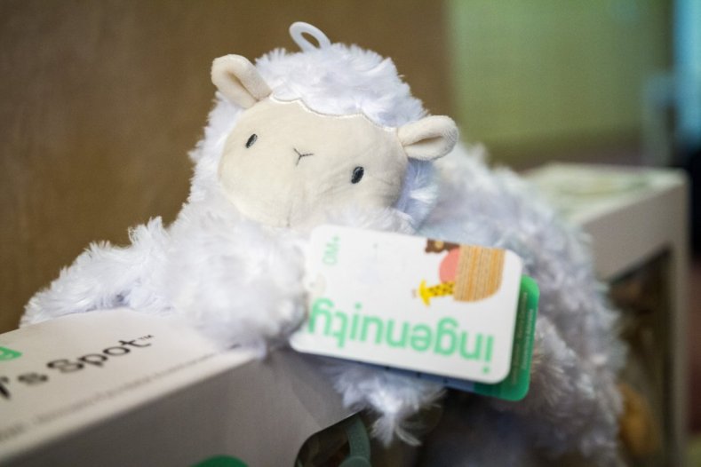 Eliška je první. Hejtman Josef Suchánek ji přivítal zprostředkovaně