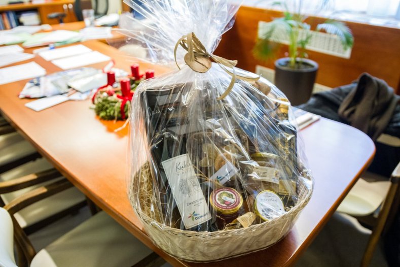 Eliška je první. Hejtman Josef Suchánek ji přivítal zprostředkovaně