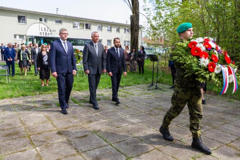 Kraj uctil památku nevinných lidí. Na sklonku války je zavraždili nacisté (Olomouc-Lazce)