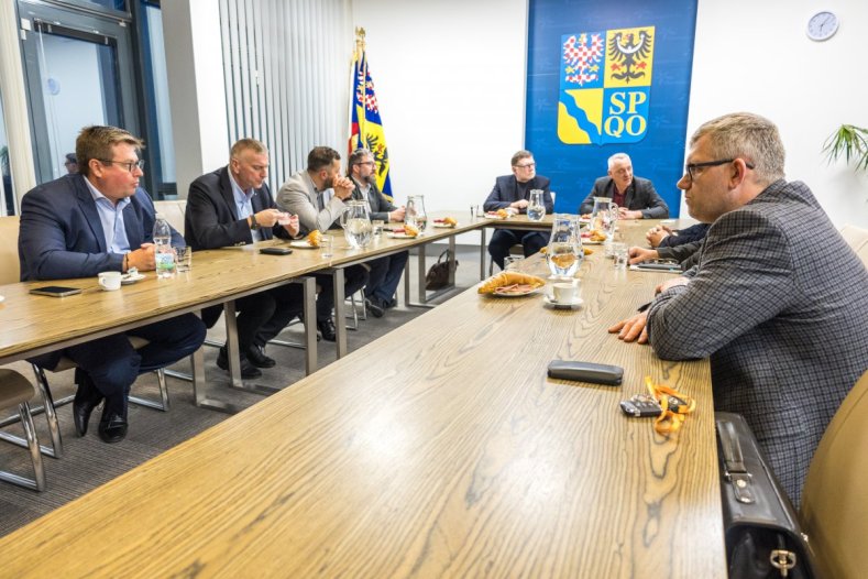 Ministr financí Stanjura debatoval s vedením kraje