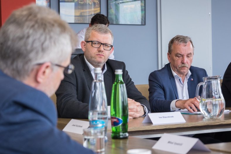 Hejtman a radní jednali s předsedou Senátu o dopravě, ohrožených lokalitách i podpoře sportu	