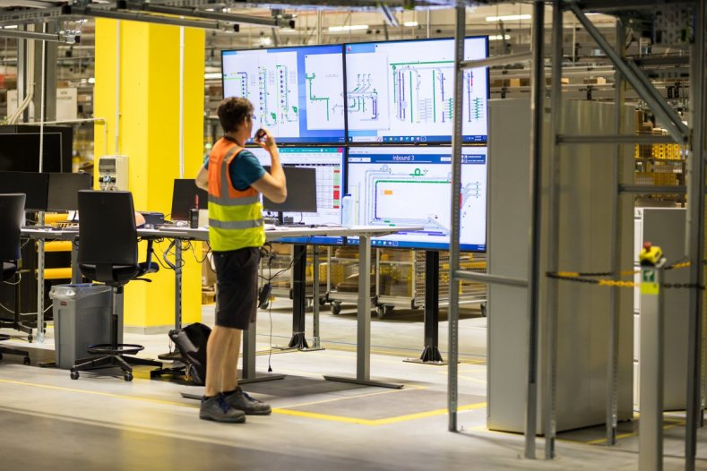 Jak funguje Amazon v Kojetíně? Na chod distribučního centra se přijeli podívat zástupci kraje
