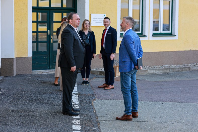 Hejtman debatoval s podnikateli i školáky a otevřel mobilní kancelář