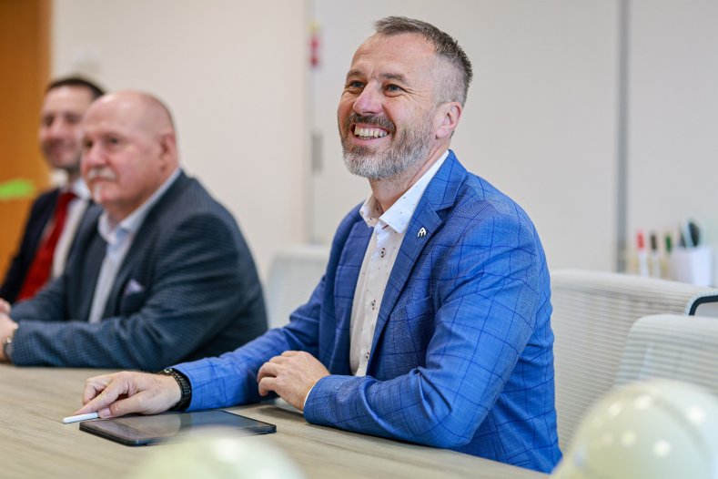 Hejtman debatoval s podnikateli i školáky a otevřel mobilní kancelář