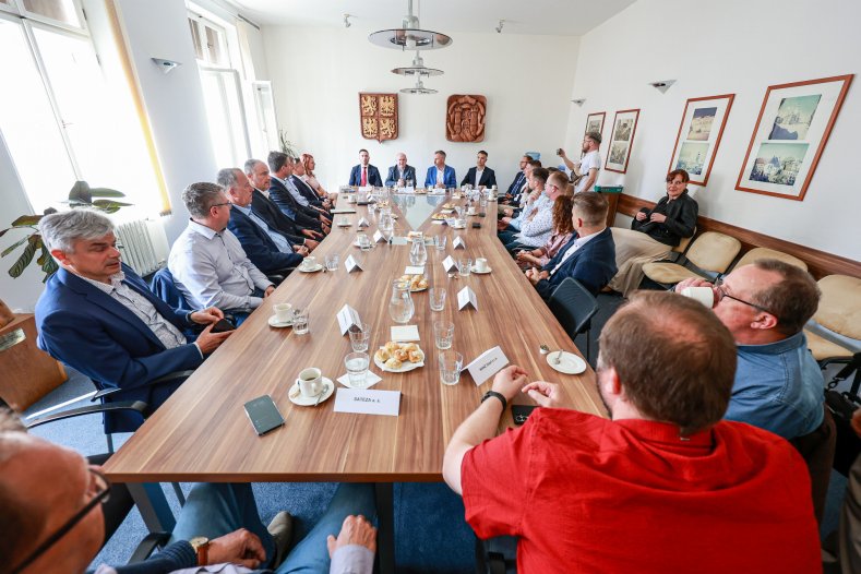 Hejtman debatoval s podnikateli i školáky a otevřel mobilní kancelář